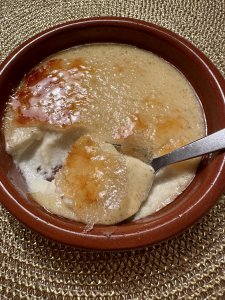 Crema Catalana mit karamellisierter Zuckerkruste: Das perfekte, einfache Dessert für Weihnachten.