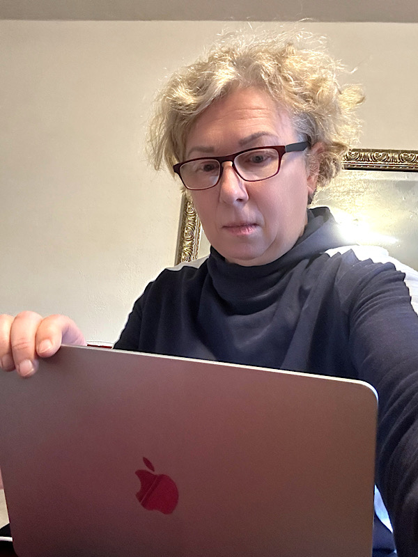 E-Mails checken beim ersten Kaffee
