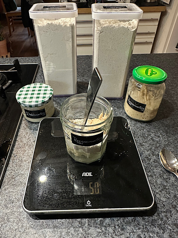 Sauerteig füttern