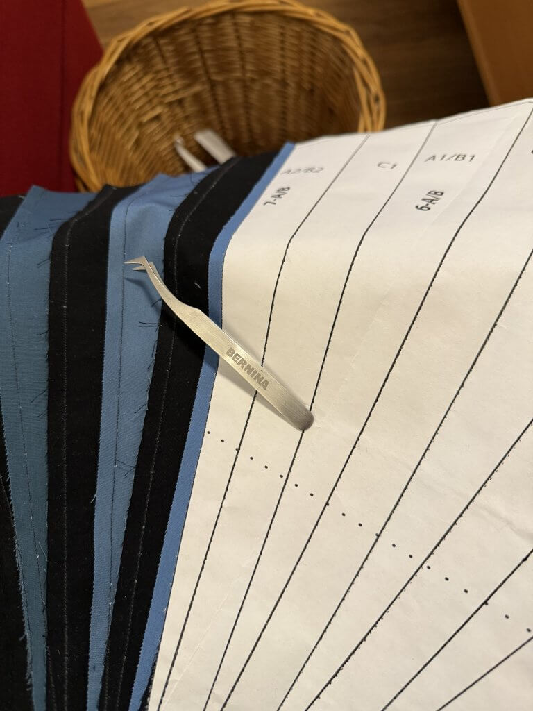 Papier entfernen mit Muße und Pinzette