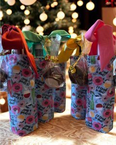 Selbstgenähte Geschenke unter dem Tannenbaum. Wie du Weihnachtsstress vermeiden kannst, wenn du nähen möchtest.