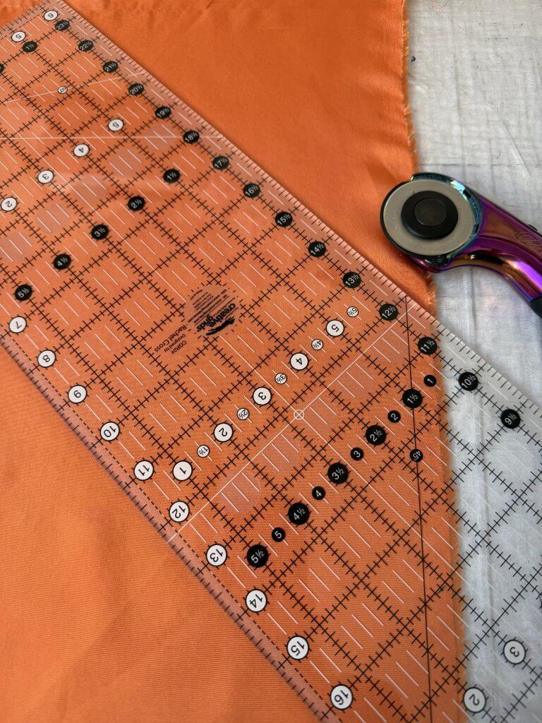 Schrägband im 45°-Winkel zum Fadenlauf schneiden