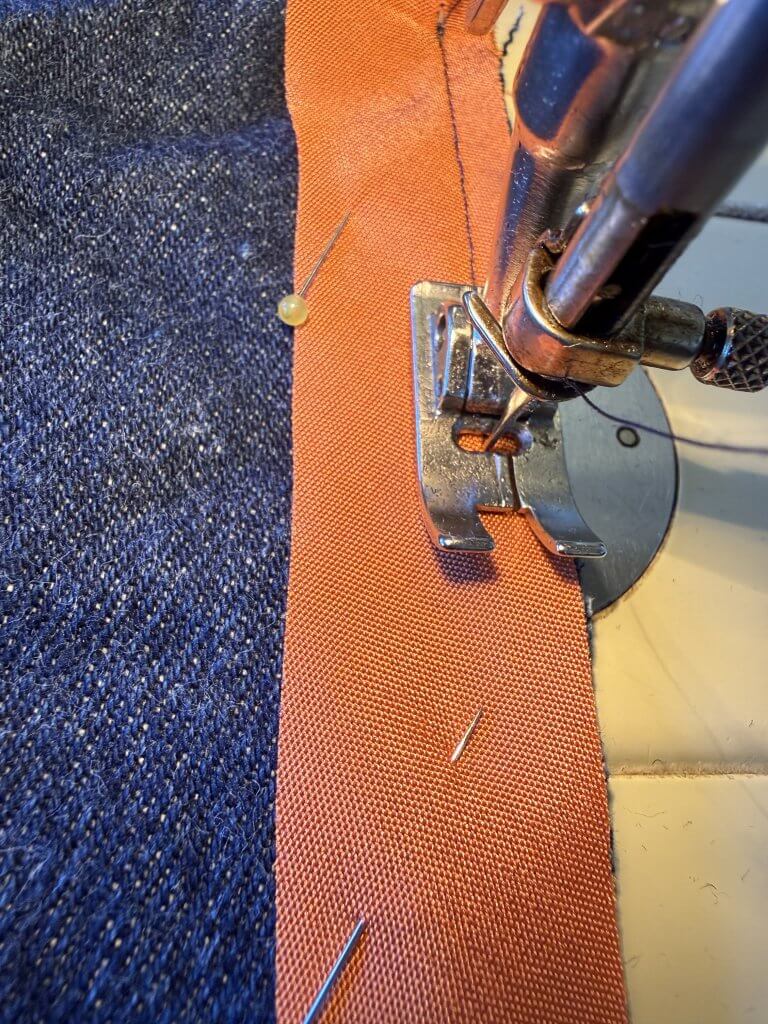 Das Schrägband wird rechts auf rechts angenäht (ohne ziehen)