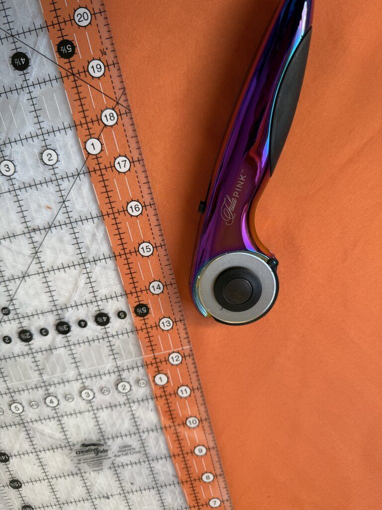 Das Schrägband ca. 3 cm (1 ¼ Inch) breit schneiden