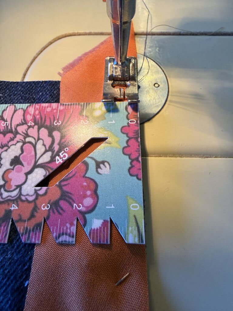 Das Schrägband für die Hong Kong Versäuberung wird füßchenbreit (0,5-0,7 mm) angenäht