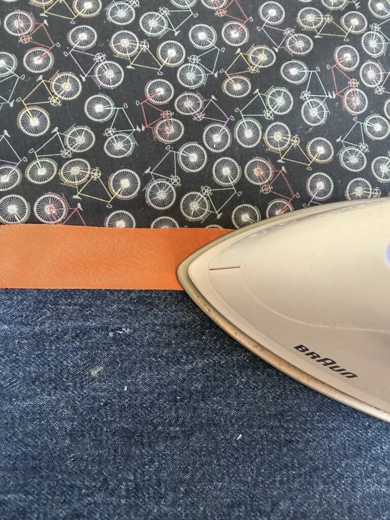 Bügeln des angenähten Schrägbandes