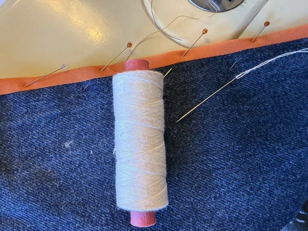 Heften des Schrägbands für ein sauberes Ergebnis der Hong Kong Versäuberung