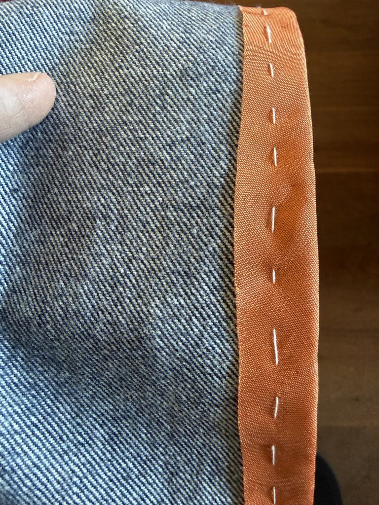 Das Schrägband ist geheftet (linke Seite)