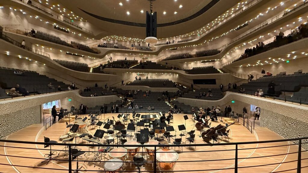 Blick in den großen Konzertsaal der Elbphilharmonie Hamburg
