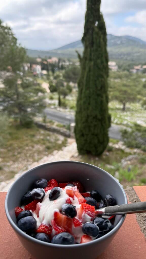 Frühstückstisch auf einer Terrasse in Südfrankreich im Sonnenschein