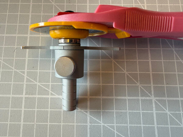 Magnetischer Abstandshalter Karlchen am Rollschneider auf Schneidematte zum präzisen Zuschneiden mit Nahtzugabe