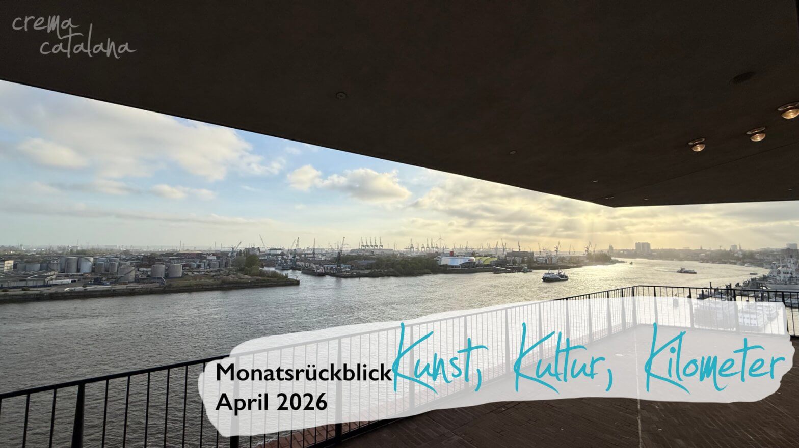 Blick auf den Hamburger Hafen von der Plaza der Elbphilharmonie – Beitragsbild Monatsrückblick April 2026