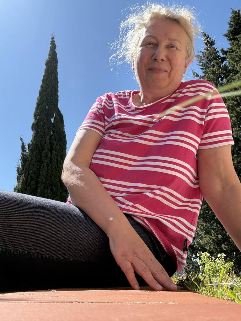 Anja Dix entspannt im Urlaub in selbstgenähtem Streifenshirt – Nähen im Urlaub mal anders