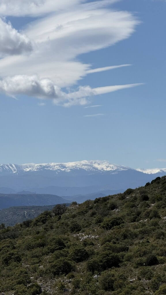 Schneebedeckte Berge mit grüner Hügellandschaft – Inspiration auf Reisen