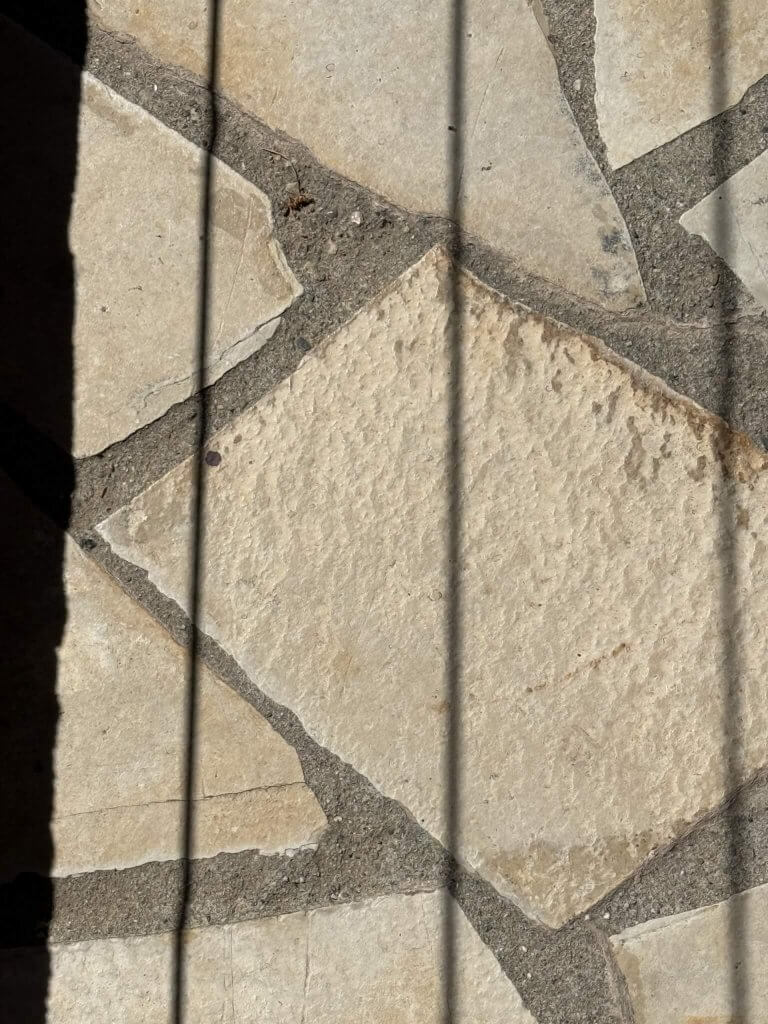 Natursteinboden mit Licht- und Schattenstreifen – Musterinspiration für Patchwork auf Reisen
