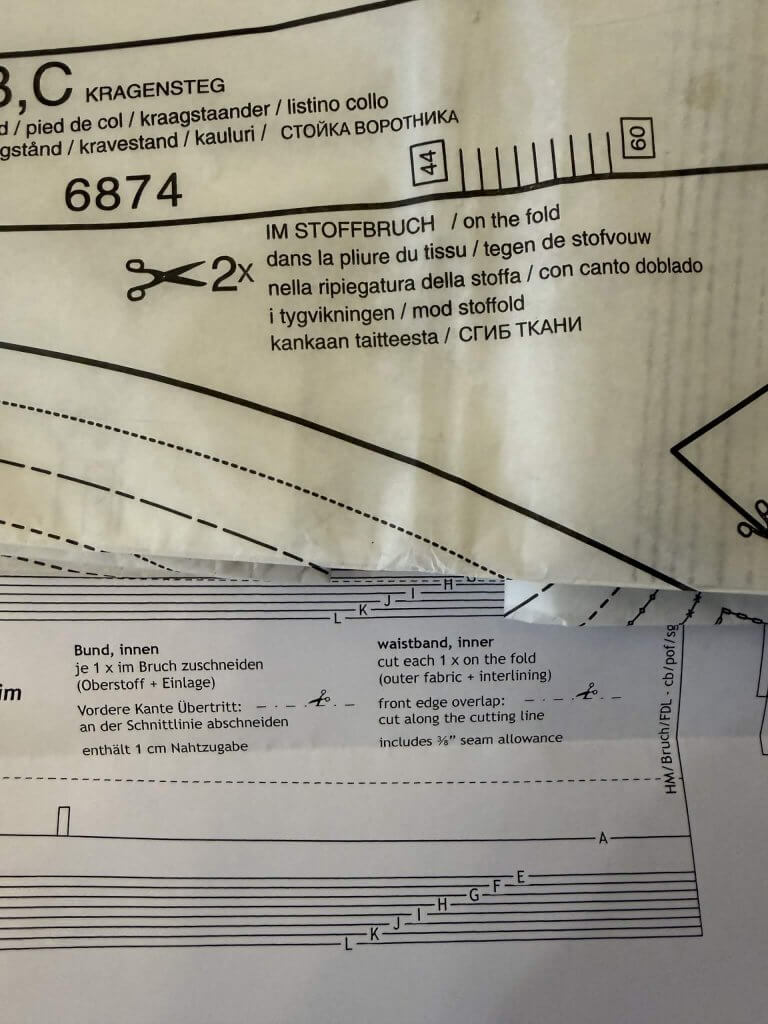Zwei Schnittmuster übereinander - eines mit eingezeichneter Nahtzugabe, eines ohne