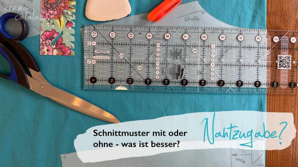 Schnittmuster auf türkisem Stoff mit Patchworklineal, Schere, Textmarker und Kreide zum Anzeichnen der Nahtzugabe