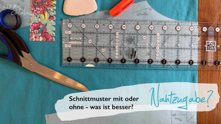 Schnittmuster auf türkisem Stoff mit Patchworklineal, Schere, Textmarker und Kreide zum Anzeichnen der Nahtzugabe