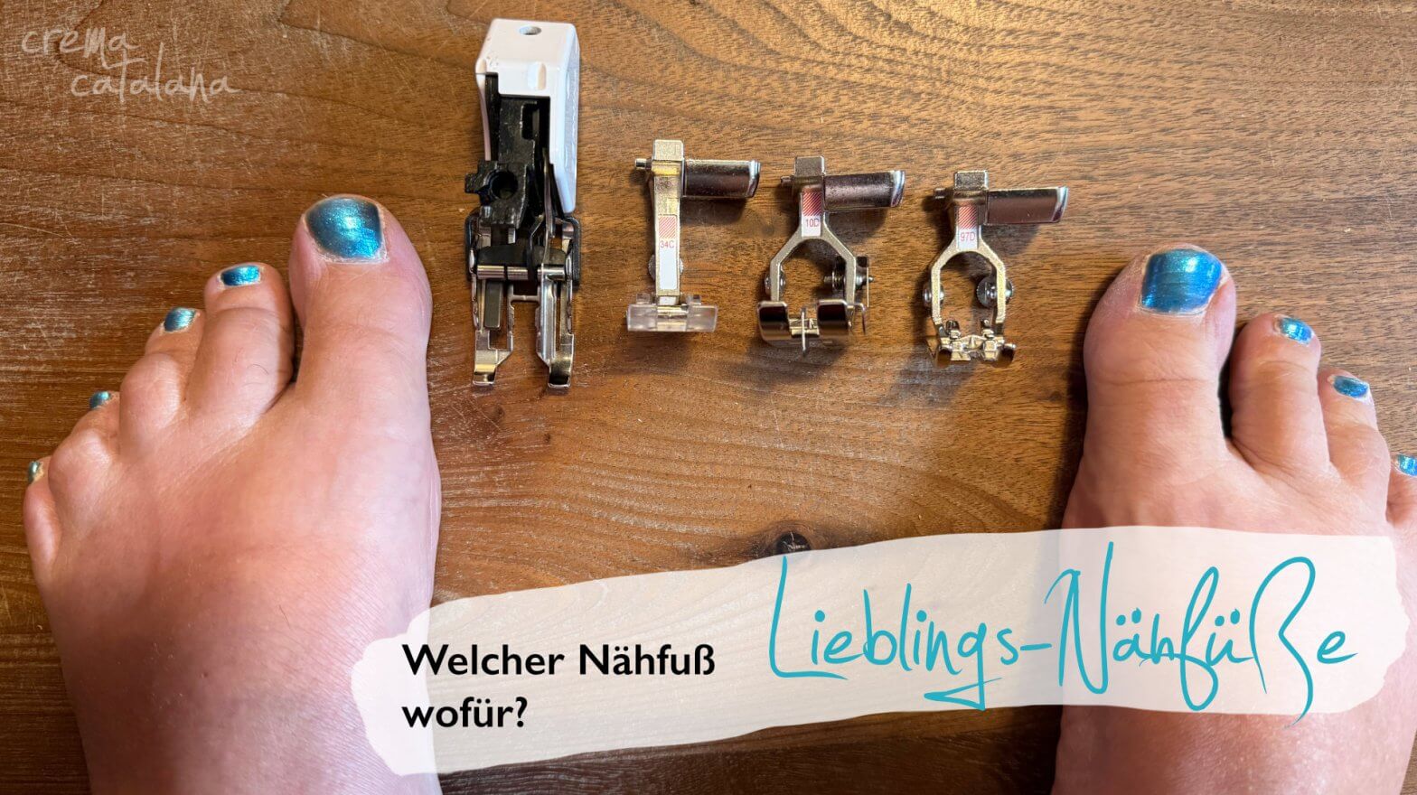 Vier BERNINA Nähfüße auf einem Hoözfußboden, flankiert von zwei Füßen mit türkisem Nagellack