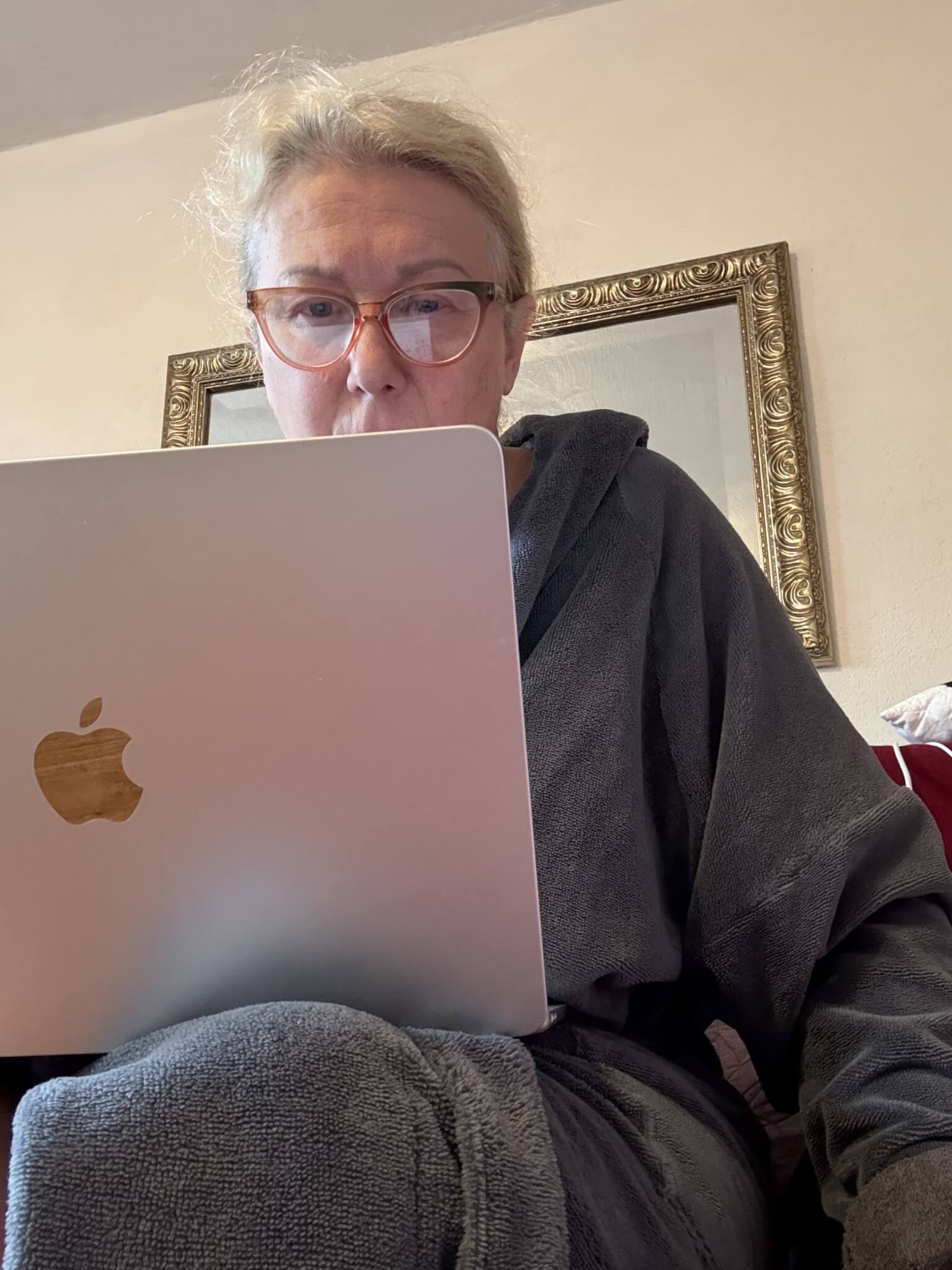 Computerarbeit im Bademantel
