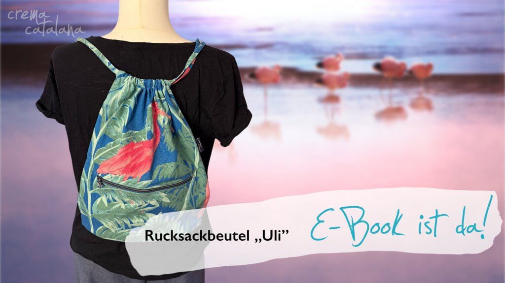 Selbst genähter Rucksackbeutel Uli aus tropischem Flamingo-Stoff auf einer Schneiderpuppe, Flamingos im Hintergrund