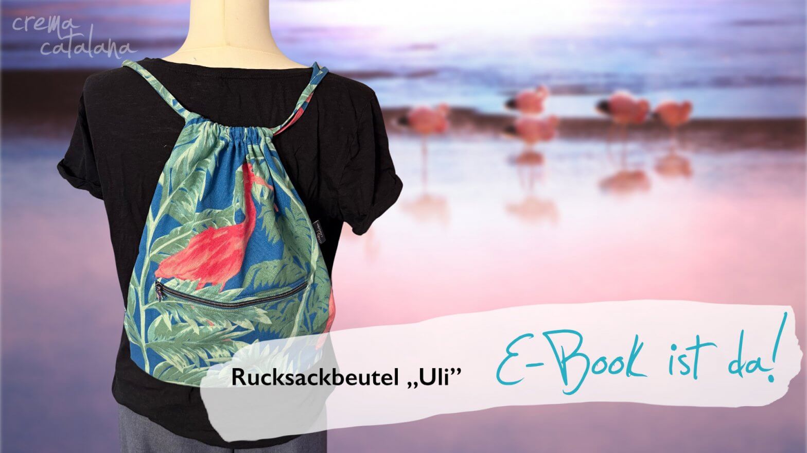 Selbst genähter Rucksackbeutel Uli aus tropischem Flamingo-Stoff auf einer Schneiderpuppe, Flamingos im Hintergrund