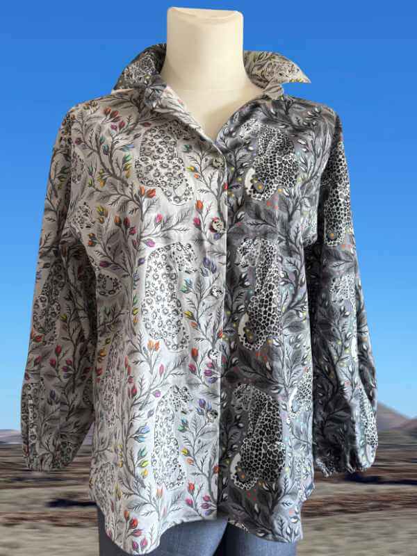 Hemdbluse aus grau-gemustertem Patchworkstoff mit Leopardenmotiv auf Schneiderpuppe, Vorderansicht, blaues Himmelhintergrund