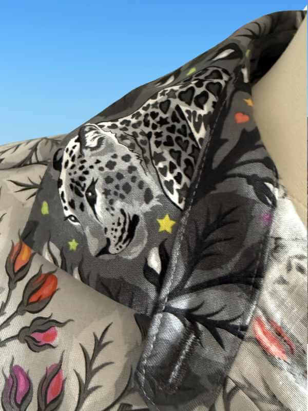 Nahaufnahme des Kragens der Alea-Bluse, ein Schneeleoparden-Motiv aus dem Tula Pink Graywork Stoff ist deutlich zu sehen