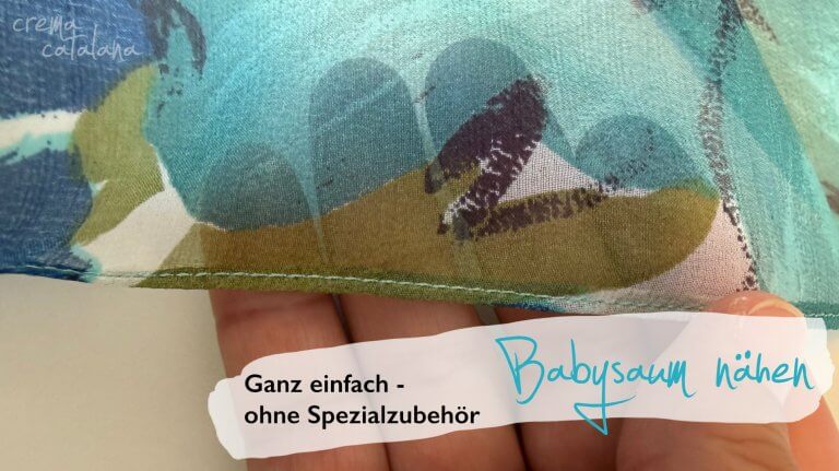 Hand hält einen feinen, gemusterten Stoff mit sauberem Babysaum, Textoverlay: „Babysaum nähen – ganz einfach ohne Spezialzubehör