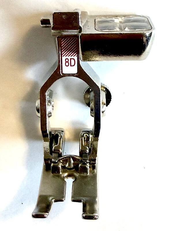 BERNINA Nähfuß #8D (Jeansfuß) in der Nahaufnahme