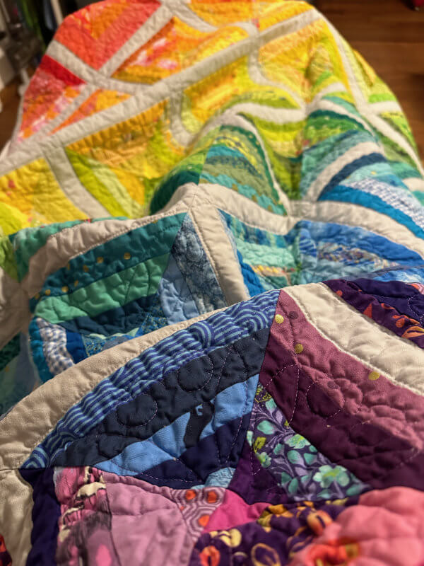Bunter String Quilt in Regenbogenfarben, genäht aus vielen verschiedenen Stoffresten
