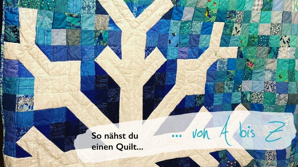 Selbstgenähter Patchwork-Quilt in Blautönen als Titelbild der Anleitung für den ersten Quilt