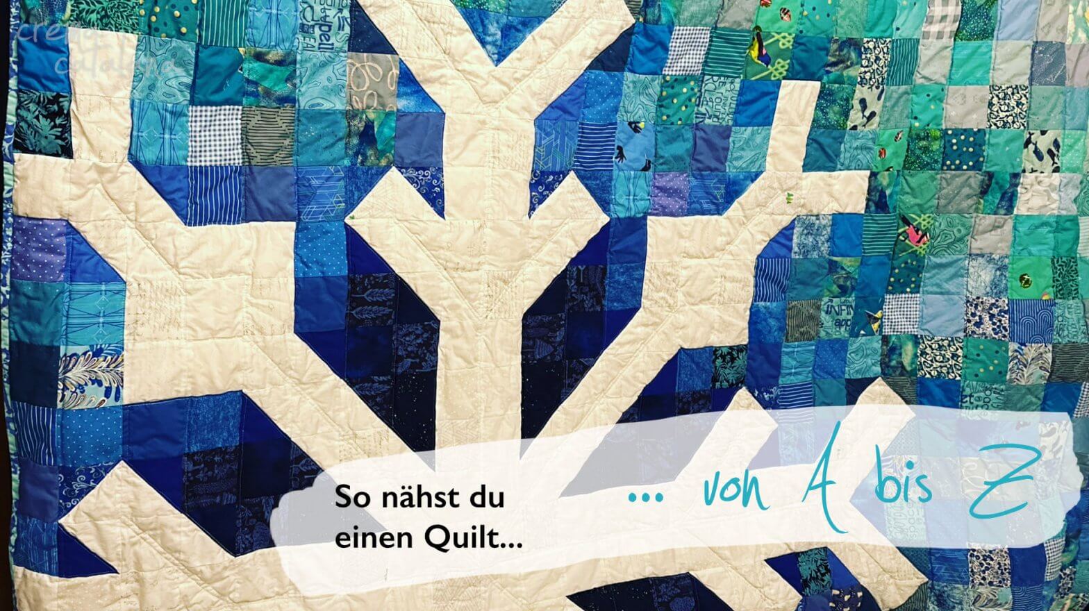 Selbstgenähter Patchwork-Quilt in Blautönen als Titelbild der Anleitung für den ersten Quilt
