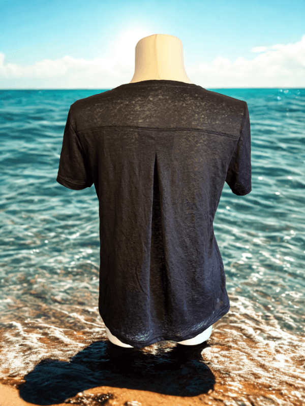 Leeward Tee aus dunklem Leinenjersey mit lockerer Falte im Rücken