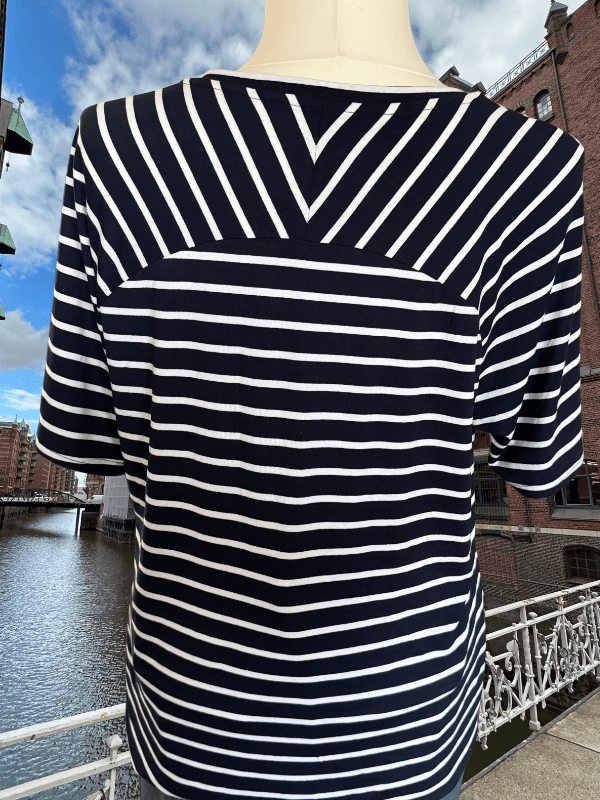 Ringelshirt Bethioua mit V-förmigem Streifeneffekt in der Rückenpasse