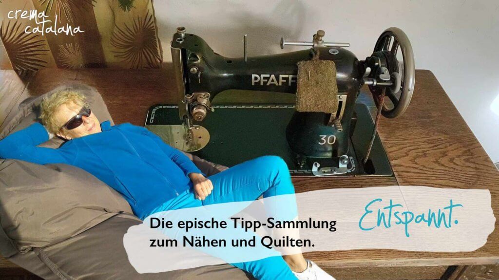 Anja liegt mit Sonnenbrille entspannt in einem Sitzsack vor der alten Pfaff 30 Nähmaschine ihrer Großmutter