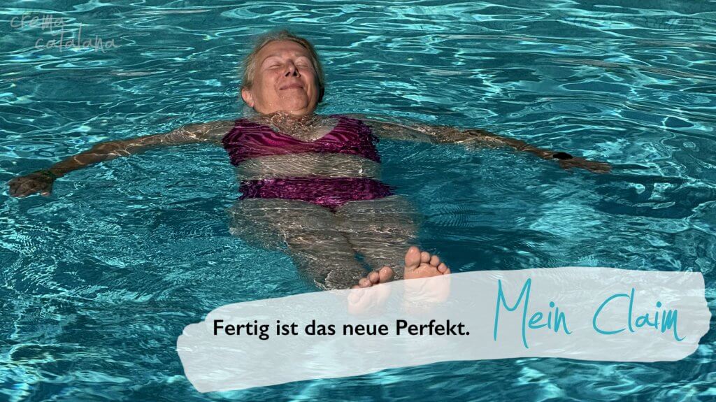 Anja Dix treibt entspannt auf dem Rücken im türkisfarbenen Wasser, dazu ihr Claim "Fertig ist das neue Perfekt."