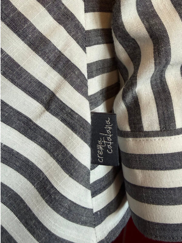 Eingenähtes Stofflabel mit dem Schriftzug crema catalana in der Seitennaht der gestreiften Bluse
