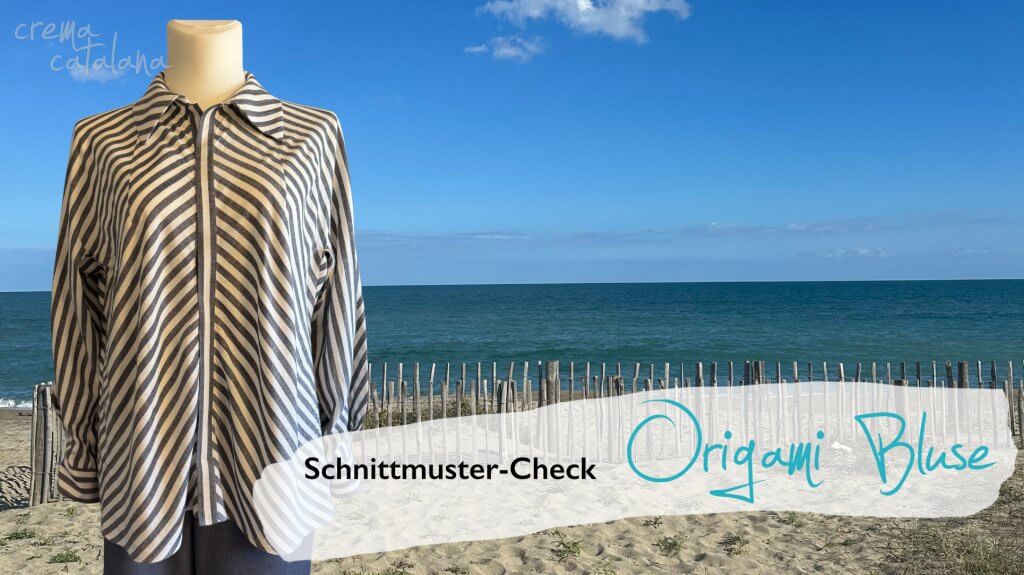 Gestreifte Origami Bluse auf einer Schneiderpuppe am Strand, Textbanner „Schnittmuster-Check Origami Bluse"