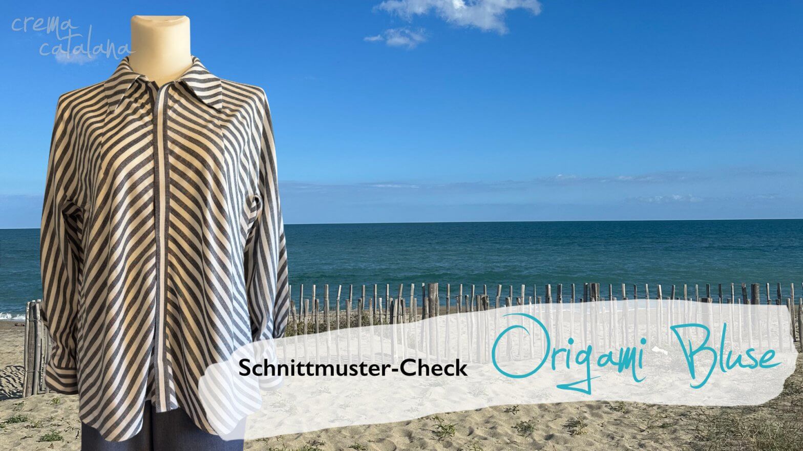 Gestreifte Origami Bluse auf einer Schneiderpuppe am Strand, Textbanner „Schnittmuster-Check Origami Bluse"