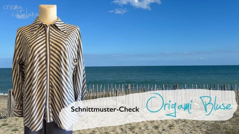 Gestreifte Origami Bluse auf einer Schneiderpuppe am Strand, Textbanner „Schnittmuster-Check Origami Bluse"