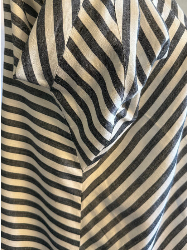 Nahaufnahme des Zwickels unter dem Arm mit diagonal aufeinandertreffenden Streifen