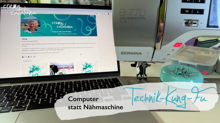 Laptop mit geöffnetem crema-catalana-Shop neben einer Bernina B 770 Nähmaschine, dazu ein türkises Nadelkissen
