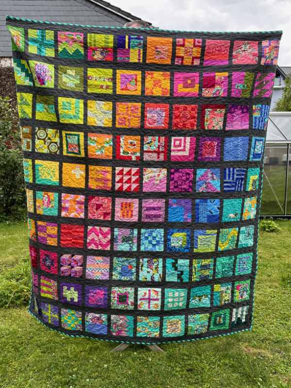 Patchwork-Quilt aus 100 Blöcken mit Out-of-Print-Stoffen von Tula Pink