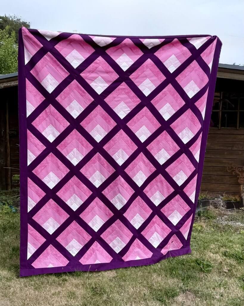 Lichtspiel-Quilt in Pink und dunklem Violett, on-point gesetzt, Sofagröße mit Rand