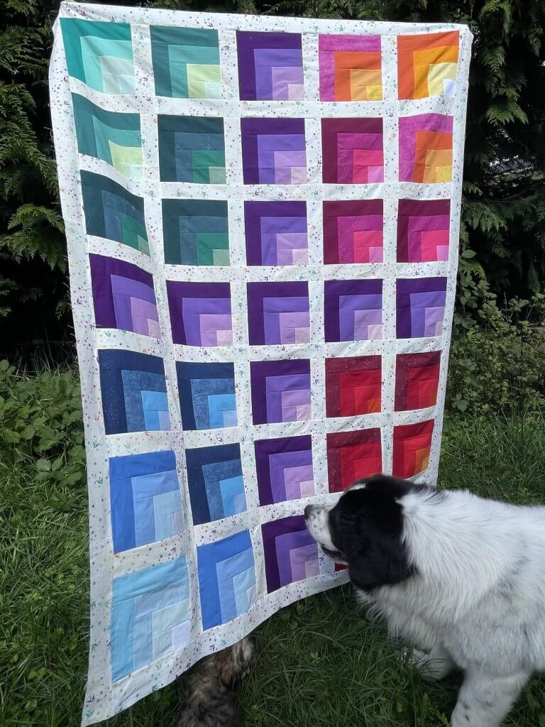 Scrappy genähter Lichtspiel-Quilt in Sofagröße aus verschiedenen Farbfamilien