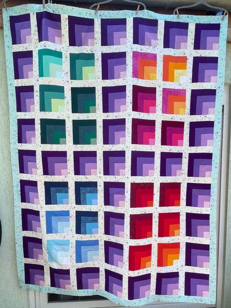 Scrappy genähter Lichtspiel-Quilt in Sofagröße aus verschiedenen Farbfamilien, vergrößert